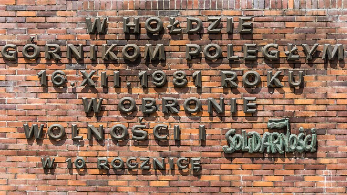 W Katowicach zawyły syreny. 41 lat temu życie za wolność oddali górnicy z kopalni Wujek
