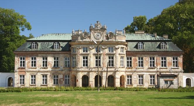 Osiemnastowieczny pałac wystawiony na sprzedaż