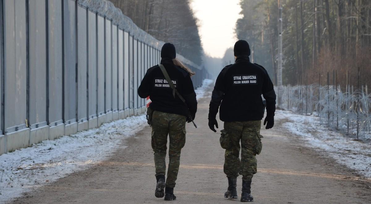 Sytuacja na granicy z Białorusią i ze Słowacją. Konary drzew leciały w stronę polskich patroli 