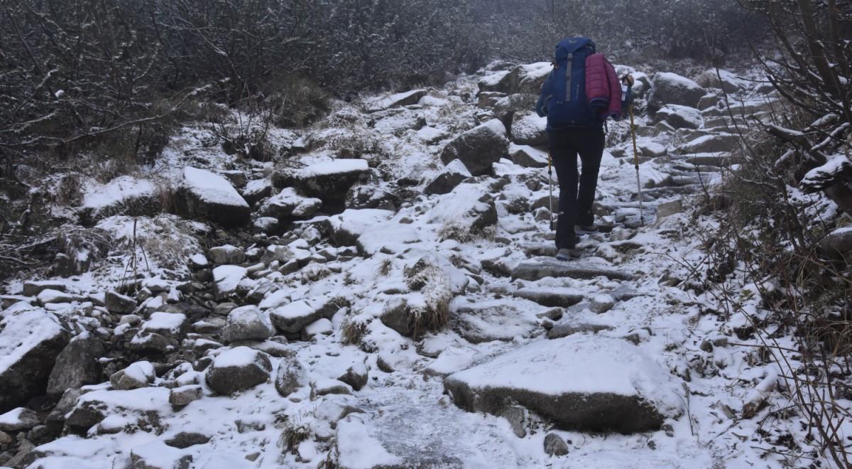 "W Tatrach ulewne deszcze i śnieg". TOPR ostrzega turystów