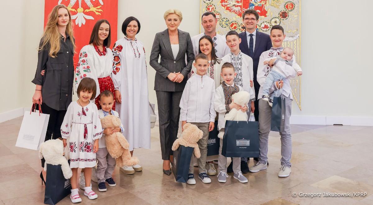 Jedenastoosobowa rodzina z Ukrainy gościła w Pałacu Prezydenckim. Uchodźców przyjęła Pierwsza Dama