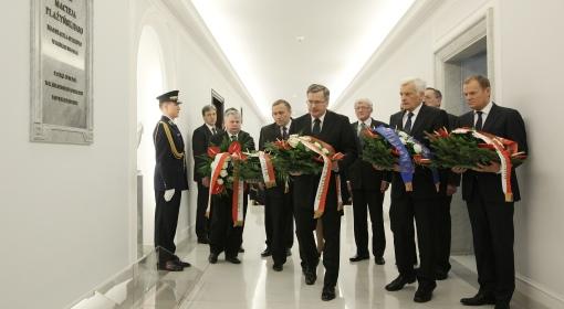 Prezydent i premier złożyli kwiaty w Sejmie