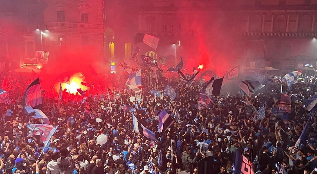 Serie A: szaleństwo na ulicach Neapolu. Tak kibice Napoli świętowali mistrzostwo [WIDEO]