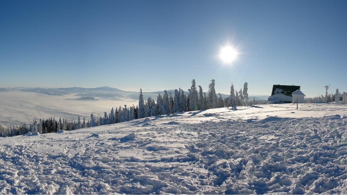 Zimowa aura w wyższych partiach Beskidów. W Tatrach ślisko i niebezpieczeństwo lawin 