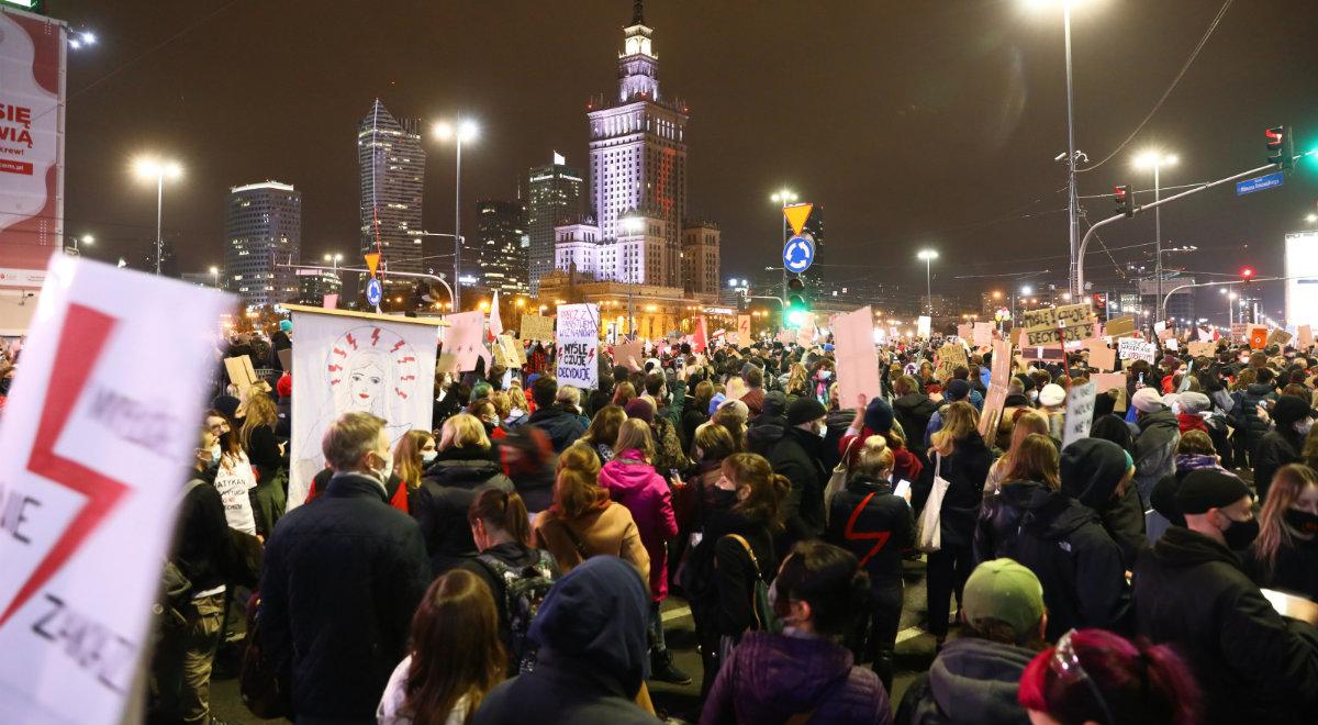 Mimo pandemii trwają protesty w Warszawie. Akty agresji i pierwsze zatrzymania