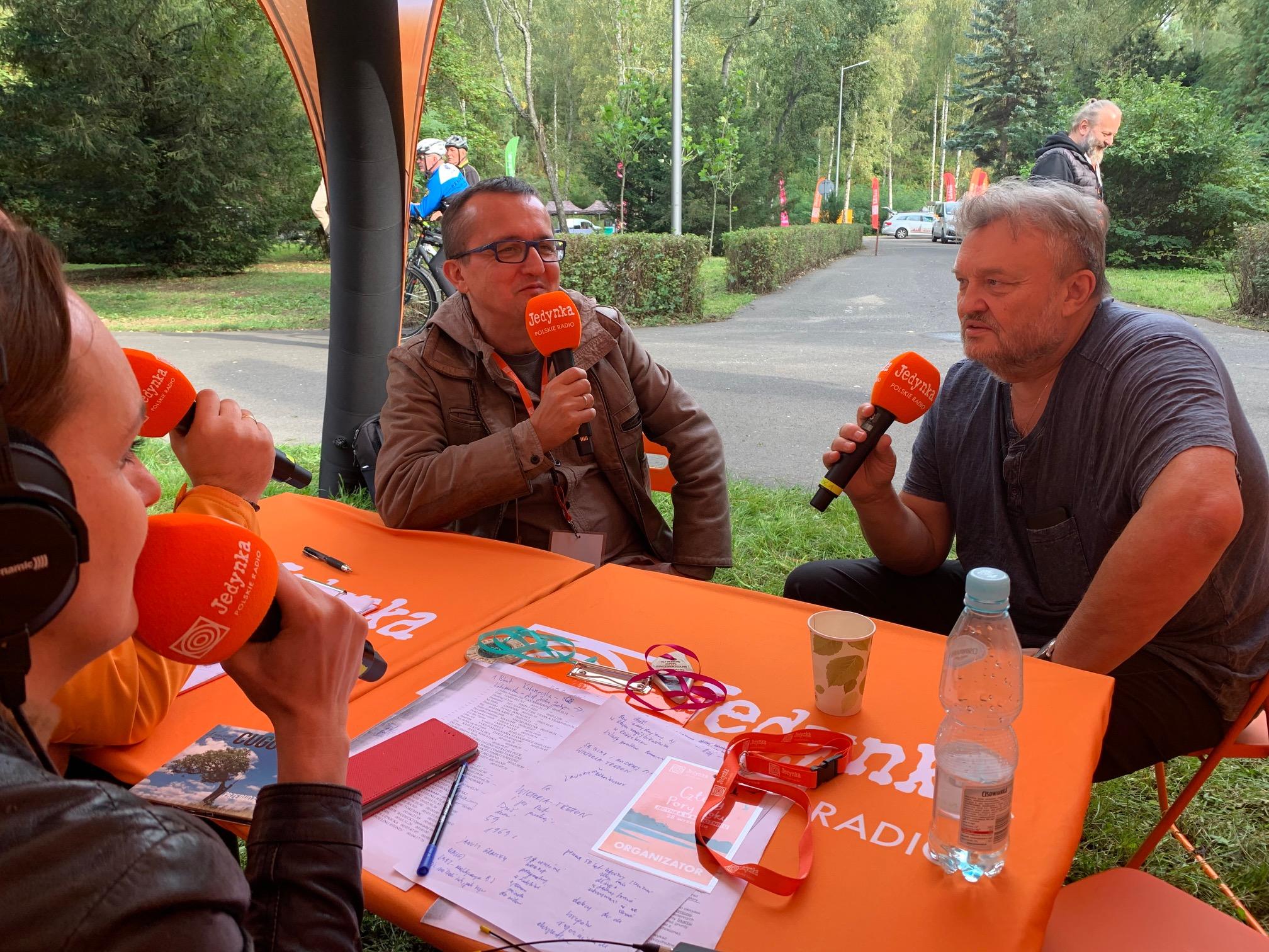 Jacek Królik i Krzysztof Cugowski w plenerowym studiu radiowej Jedynki w Rogoźniku