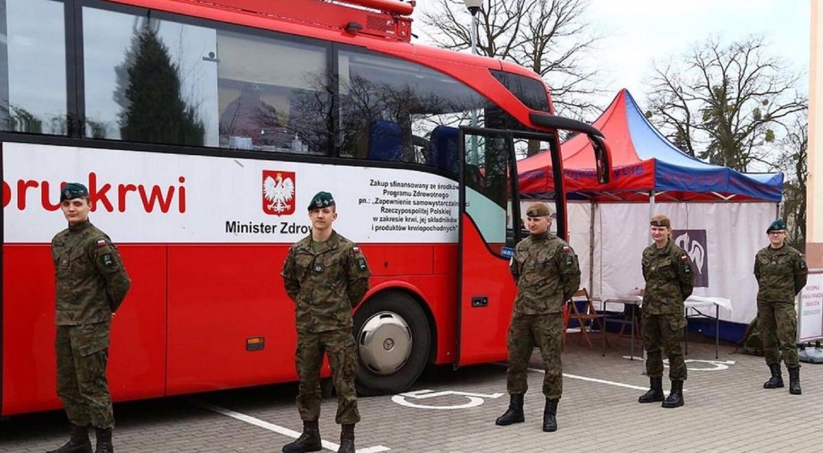 "Zbiórka jest dobrowolna i bezpieczna". Szef MON apeluje do żołnierzy, aby oddawali krew