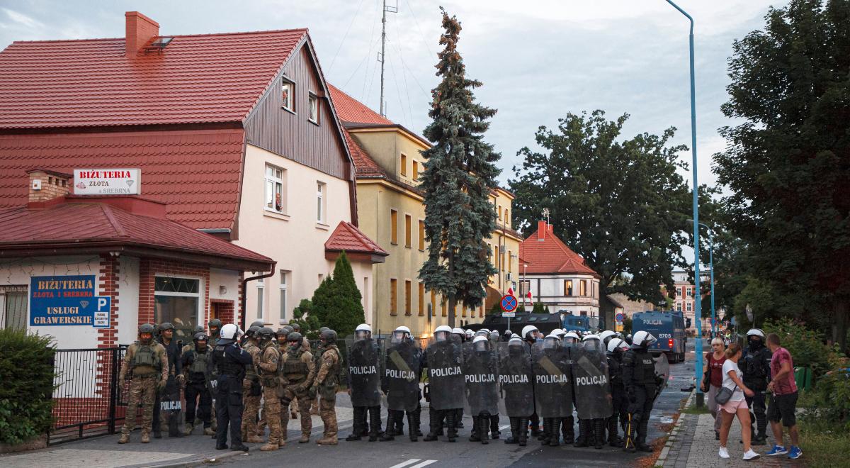 Zamieszki przed komendą w Lubinie i śmierć 34-latka. Sześciu policjantów zostało rannych, zatrzymano wiele osób