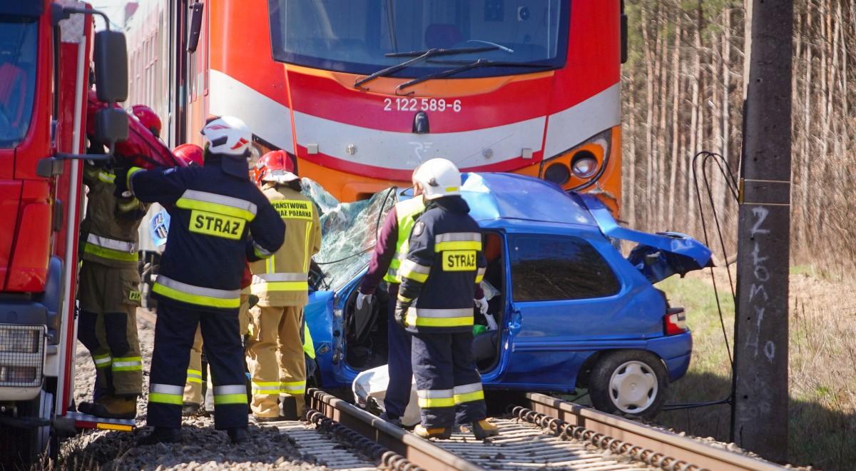 Wielkopolska: tragedia na przejeździe kolejowym, nie żyje jedna osoba