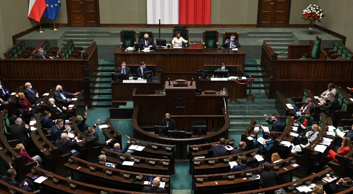 Duża przewaga PiS nad KO, sześć partii w Sejmie. Jest nowy sondaż