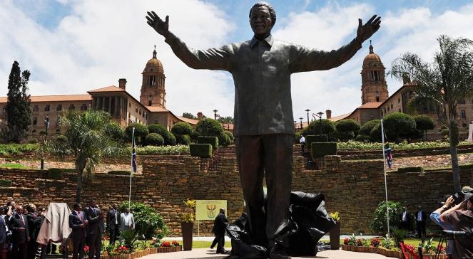 Pretoria: wielki pomnik Mandeli przed siedzibą władz