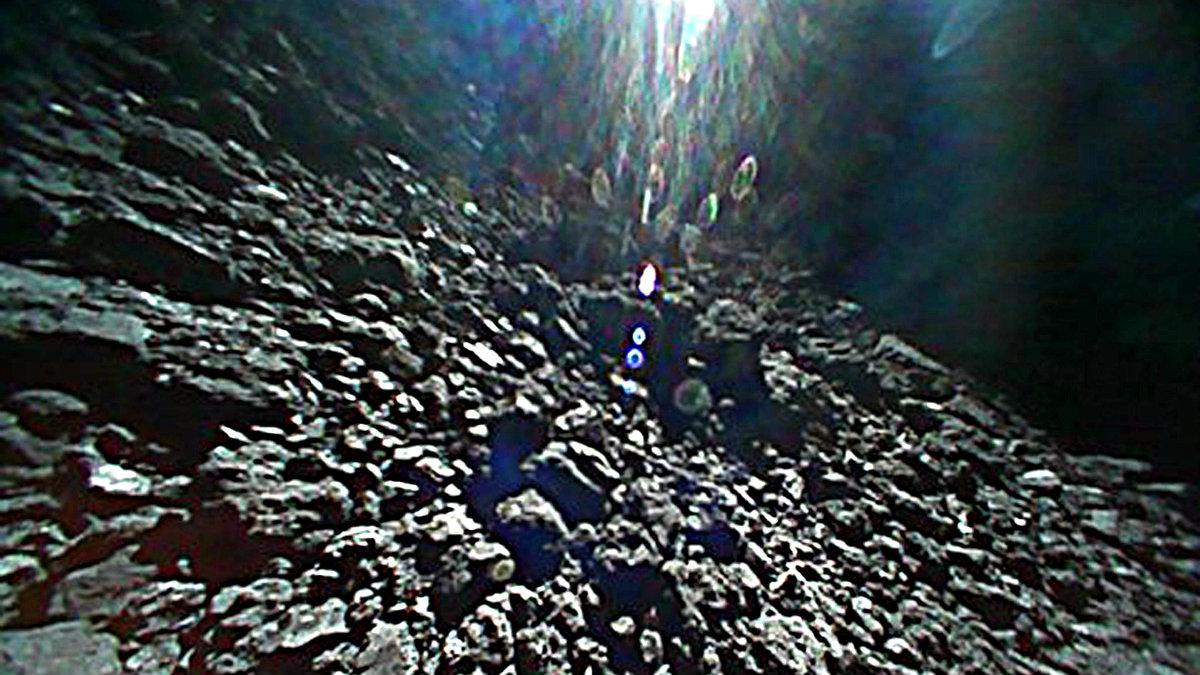 Tak wygląda z bliska asteroida Ryugu. Roboty, które na niej wylądowały, przesłały zdjęcia