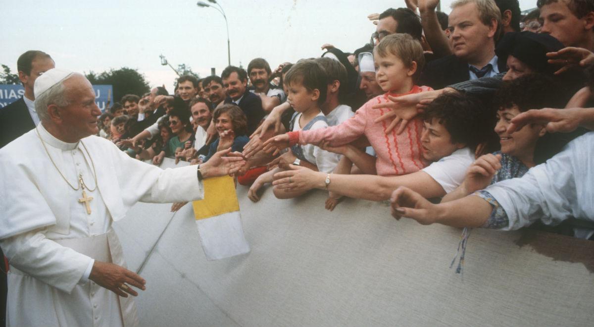 "Dla komunistów to był wstrząs". Historyk o wizytach Jana Pawła II w Polsce