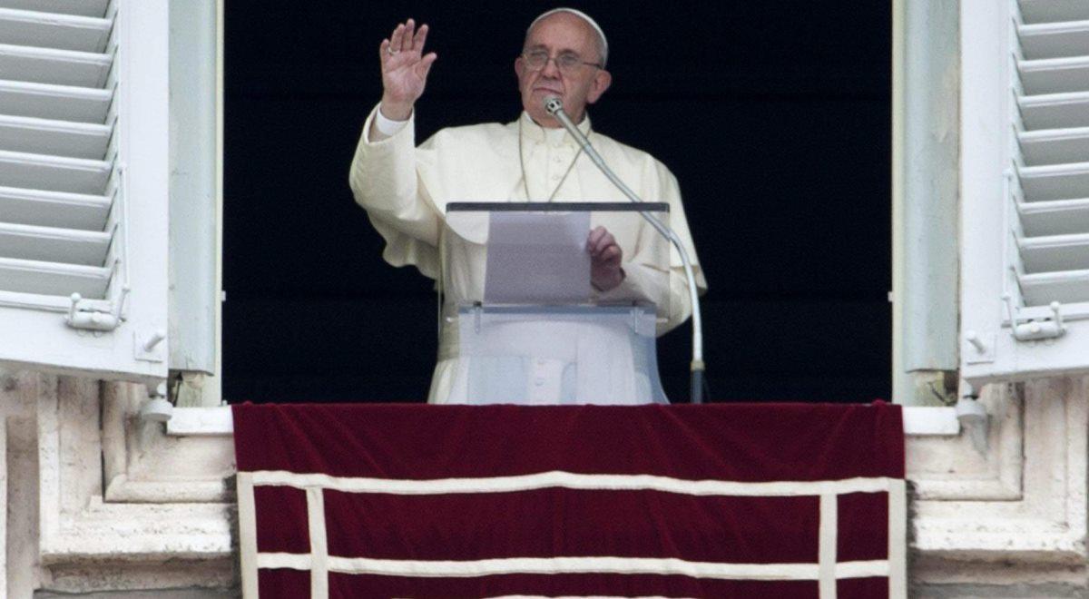 Papież w niebezpieczeństwie? Watykan zamachu się nie boi, Franciszek w otwartym papamobile