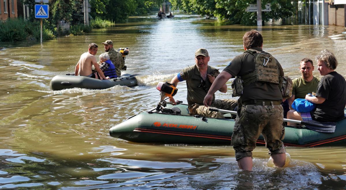 Bestialstwo Rosjan. Ukraińcy ewakuują mieszkańców dotkniętych powodzią, a agresor ostrzeliwuje miasto