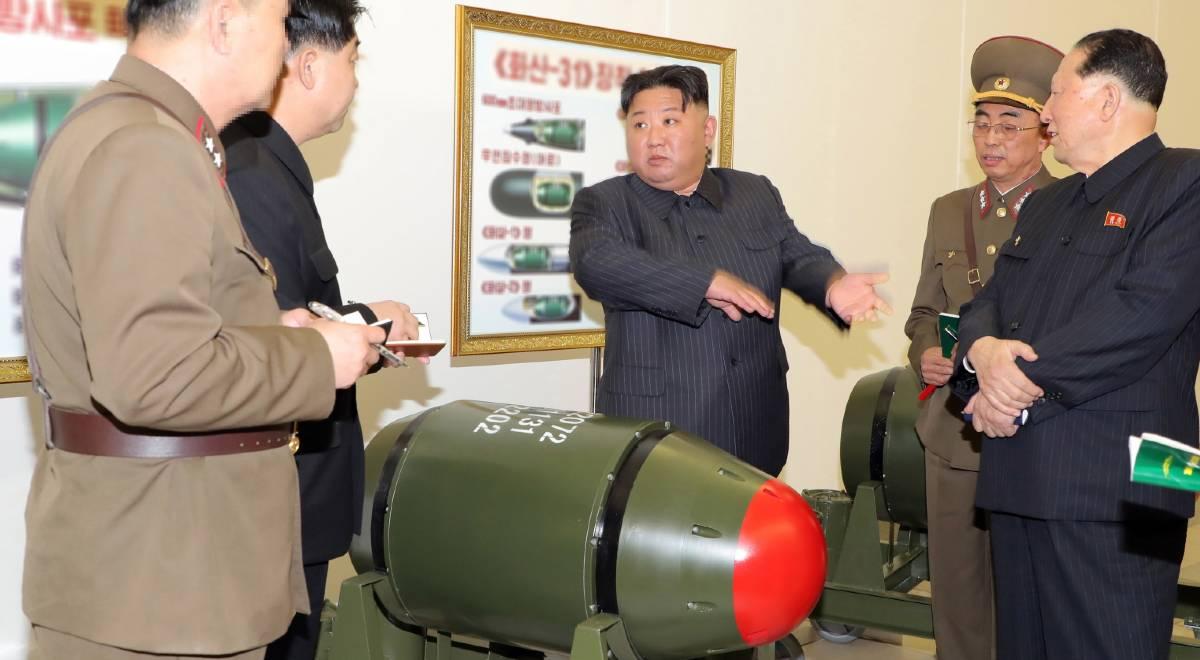 Korea Północna chwali się małymi głowicami jądrowymi. Sztuczna inteligencja ma kierować "nuklearnym wyzwalaczem"
