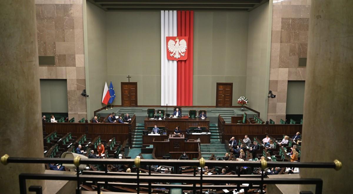 PiS stabilnie na prowadzeniu, pięć ugrupowań w Sejmie. Jest nowy sondaż