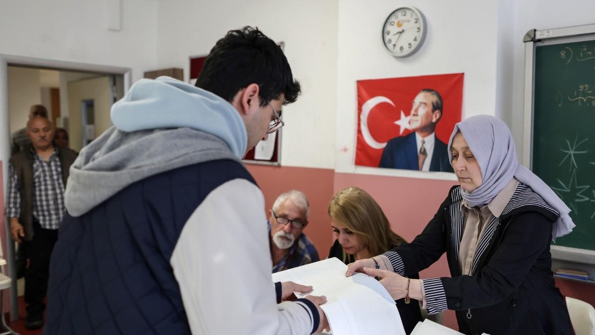 Wybory lokalne w Turcji. Wstępne wyniki wskazują na triumf opozycji w kluczowych miastach