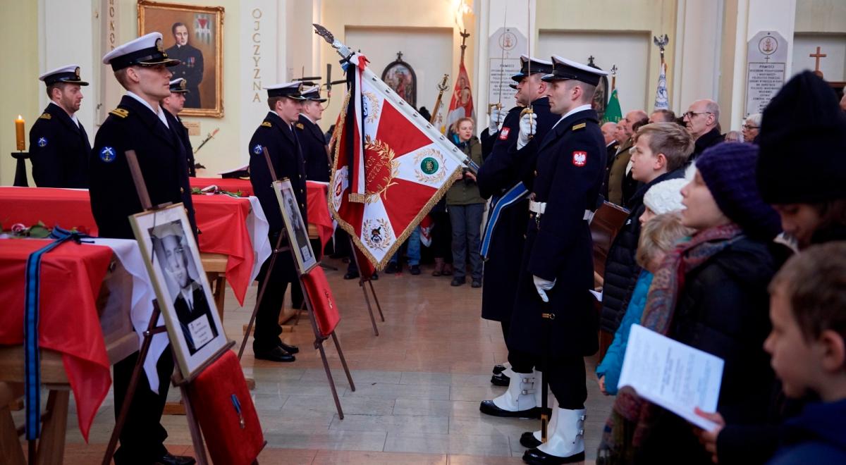 Gdynia: pogrzeb trzech komandorów, ofiar terroru komunistycznego
