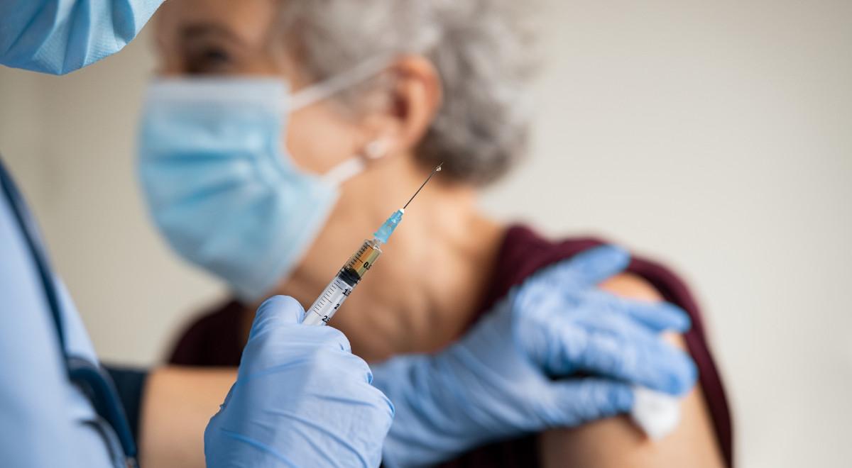 Eksperci apelują, by się szczepić, i ostrzegają przed kumulacją COVID-19 i grypy