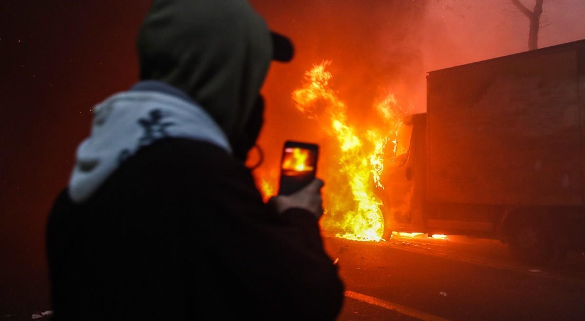 Masowe protesty we Francji. Manifestanci podpalili policjanta koktajlem Mołotowa