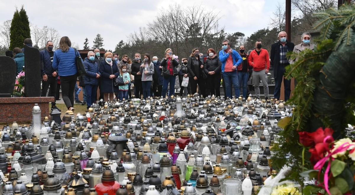 Fani tłumnie odwiedzają grób Krzysztofa Krawczyka w podłódzkich Grotnikach
