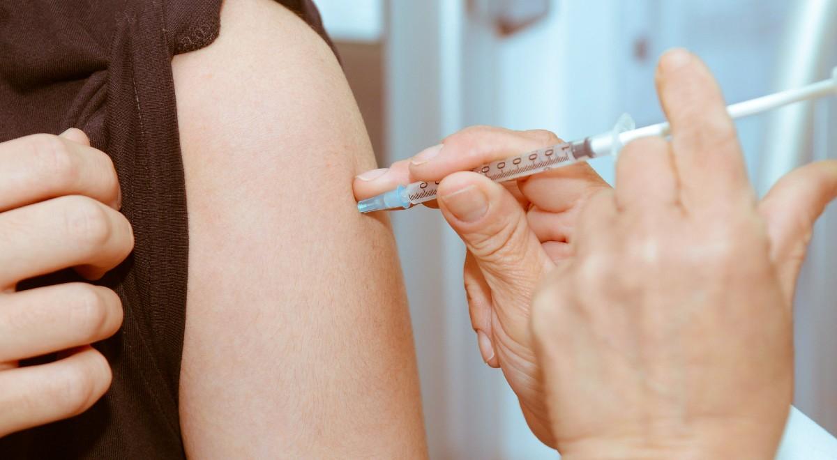 Wielka Brytania: prawie 18 mln osób otrzymało pierwszą dawkę szczepionki przeciw COVID-19