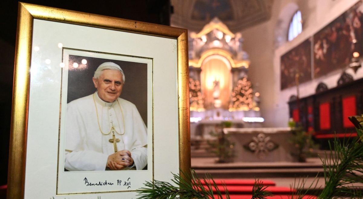 Wierni oddają hołd Benedyktowi XVI. W czwartek uroczystości pogrzebowe papieża seniora