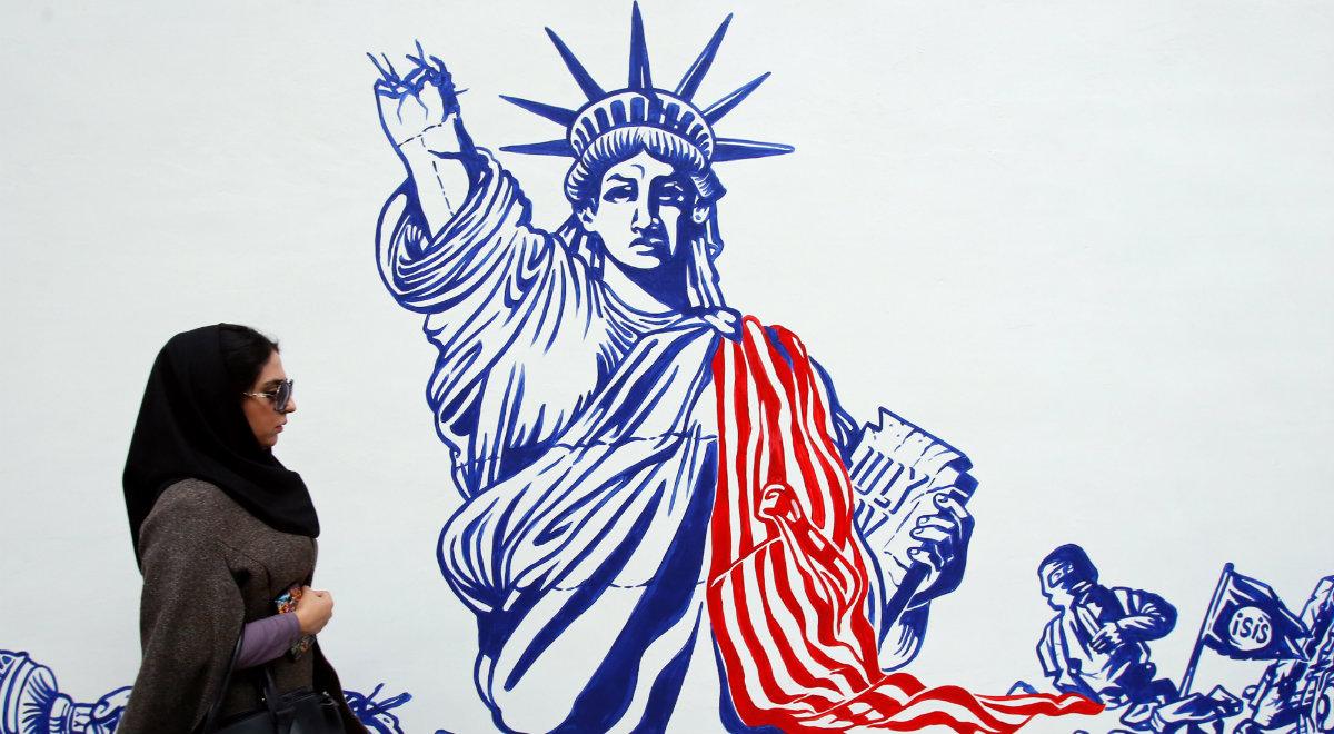 Iran: antyamerykańskie murale na ścianach byłej ambasady USA w Teheranie