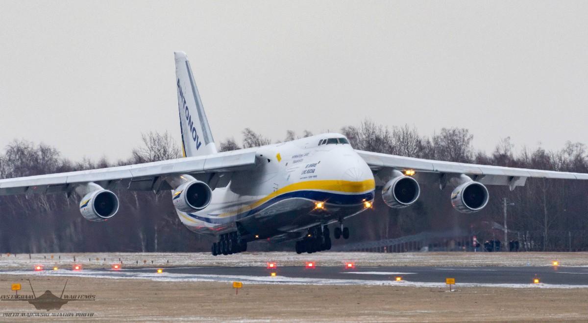 Największy samolot transportowy świata na łódzkim lotnisku. Co było na pokładzie giganta?