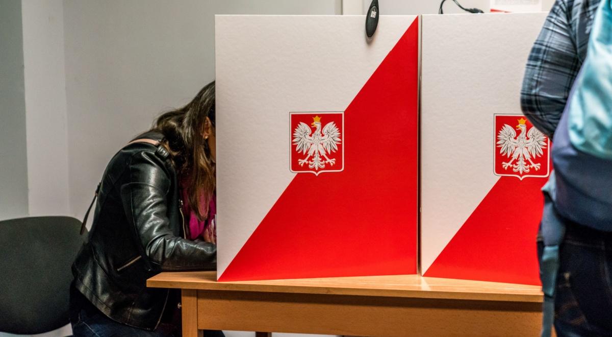 Wybory samorządowe już w niedzielę. W jaki sposób wpływają na życie Polaków? 