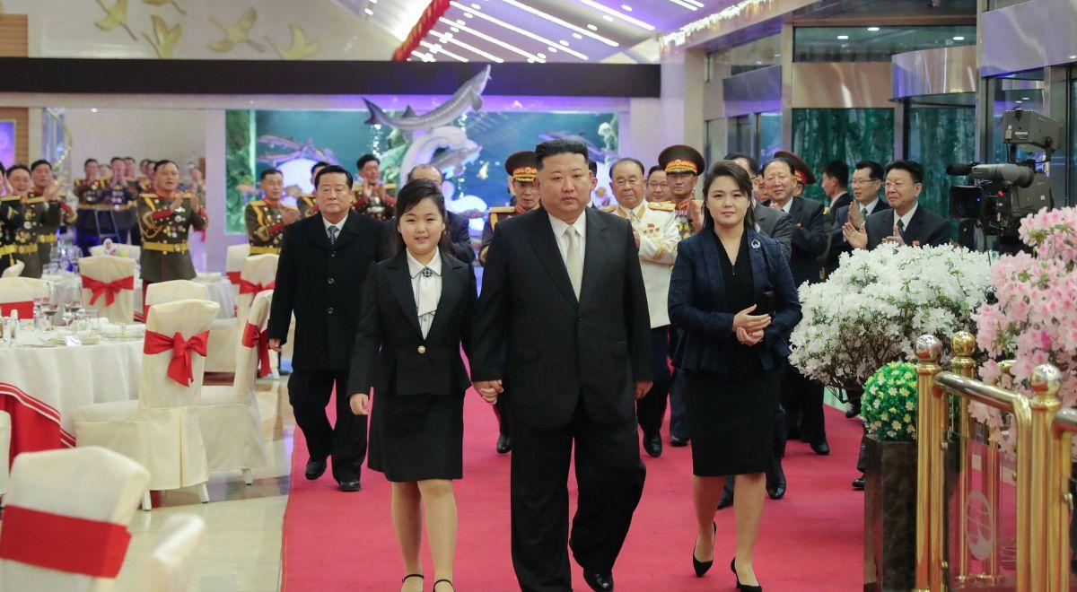Przyszła następczyni Kim Dzong Una? Przywódca reżimu pokazał się z córką w święto armii