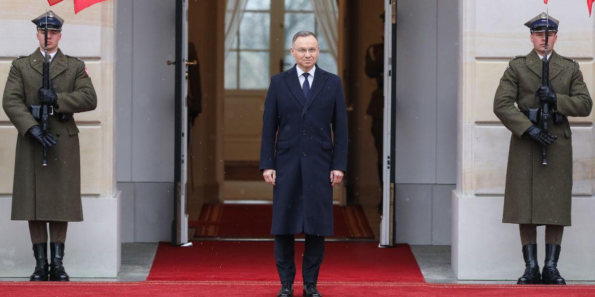 Minister Sikorski odwołuje 50 ambasadorów. Prezydent Duda: nie wpłynął żaden wniosek formalny