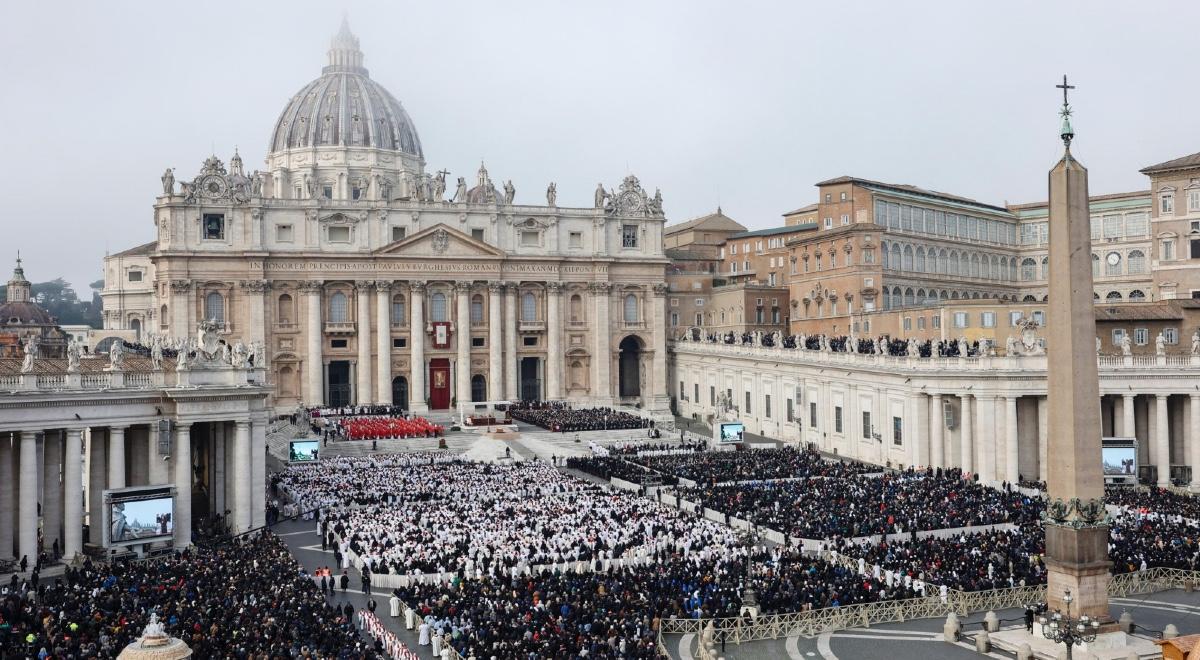 Symboliczne sceny na pogrzebie Benedykta XVI. Nad głowami wiernych przeleciały czarne ptaki