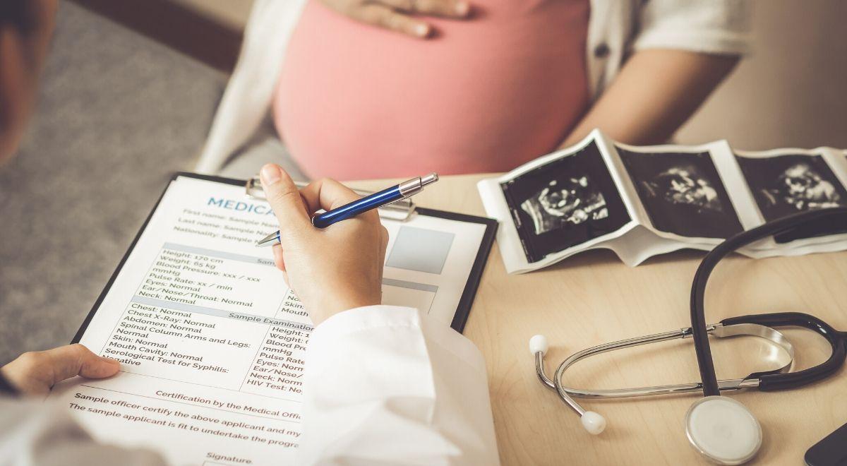 Bochenek: przepisy są niezmienne, lekarz ma obowiązek ratowania życia kobiet w ciąży