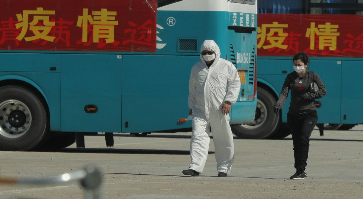 Chińska policja przeprasza zmarłego lekarza. Ostrzegał przed koronawirusem
