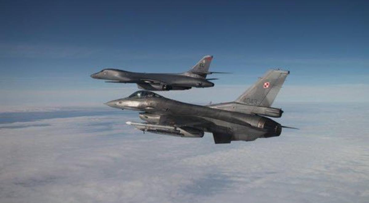 Polskie F-16 wspierały bombowce USA. Szef MON: działamy ramię w ramię z żołnierzami amerykańskimi