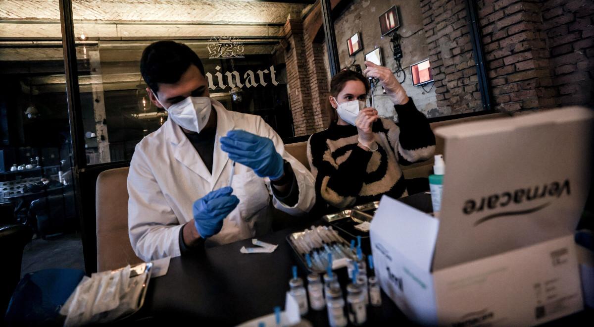 Jak spowolnić omikrona? Niemcy wiedzą ile potrzebują przypominających dawek szczepionki