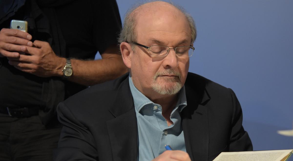 Fatalne konsekwencje ataku nożownika na Salmana Rushdiego. Znany pisarz stracił wzrok w jednym oku