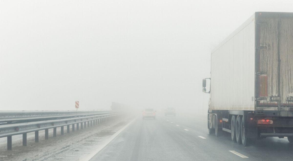 Całkowite zachmurzenie i mgły. Synoptyk IMGW: widzialność na drogach mocno ograniczona