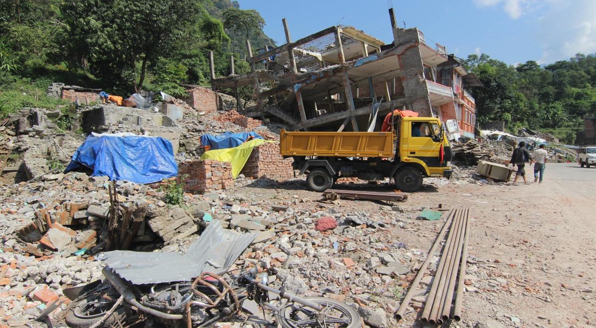 "Odszkodowania za zniszczone domy nie są dla takich ludzi jak my". Ofiary trzęsienia ziemi w Nepalu bez pomocy w zimie