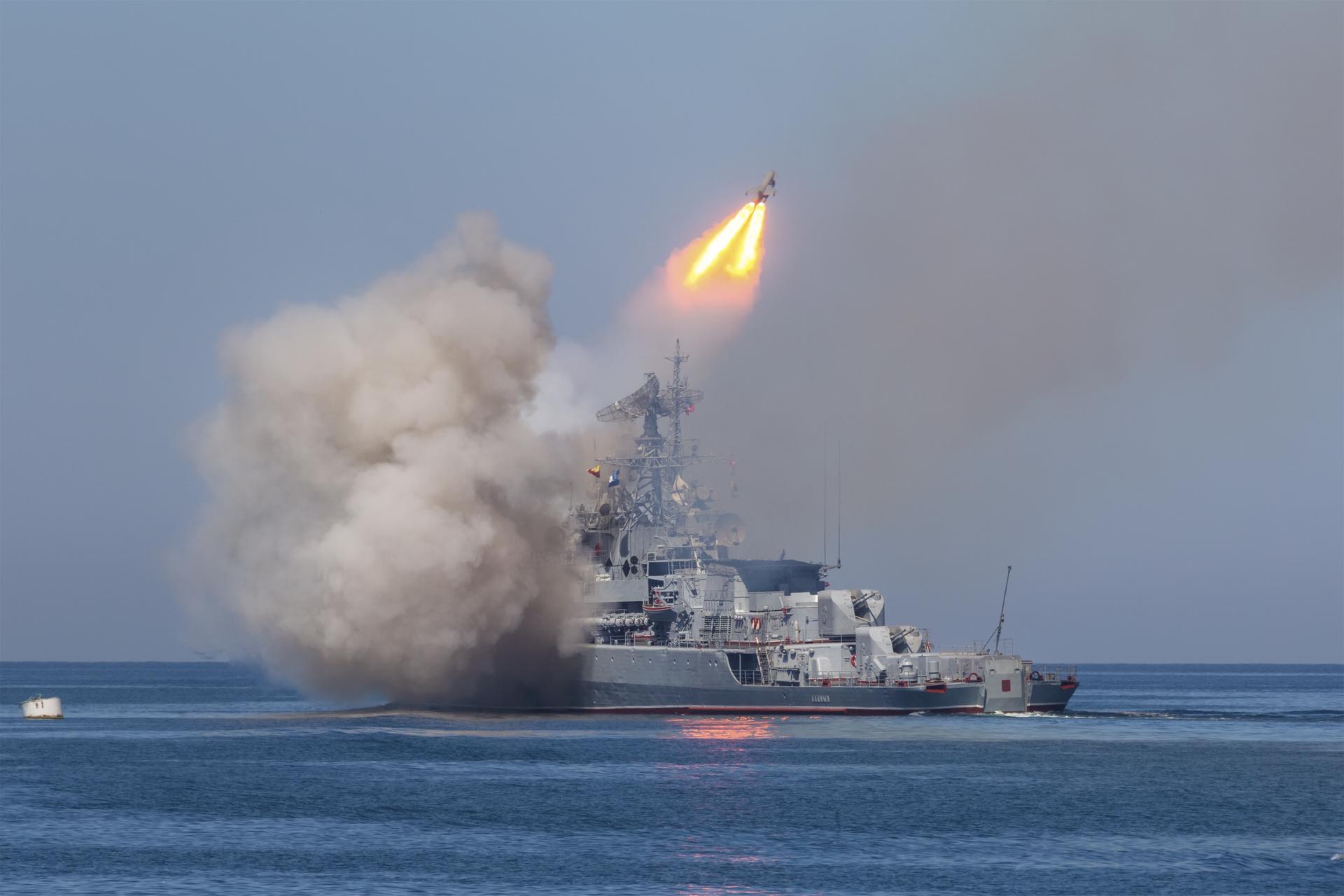 Rakietowe ataki z Morza Czarnego. Rosja wprowadza dodatkowe okręty