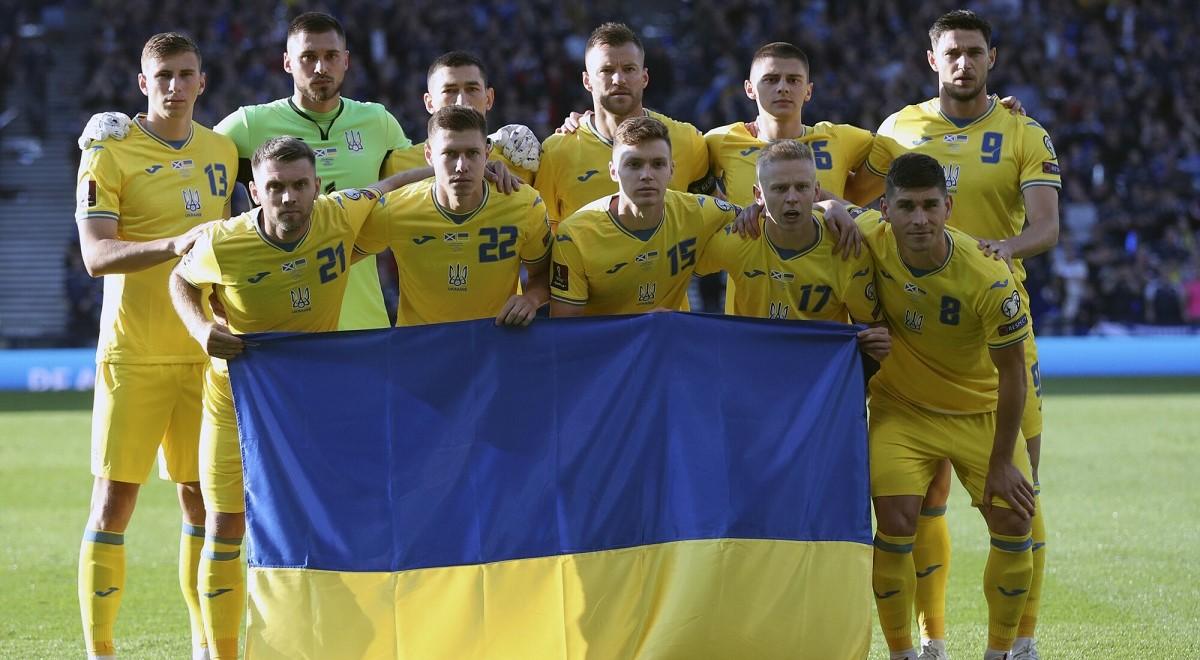 MŚ Katar 2022: reprezentacja Ukrainy zagra o awans na mundial. Piłkarze otrzymali od żołnierzy flagę z frontu