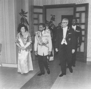 Wizyta I sekretarza KC PZPR Edwarda Ochaba w Etiopii w 1965 roku. Przyjęcie wydane przez Edwarda Ochaba w hotelu Gron w Addis Abebie. Nz. Edward Ochab (P) z małżonką (L) oraz cesarz Halie Selassie. 