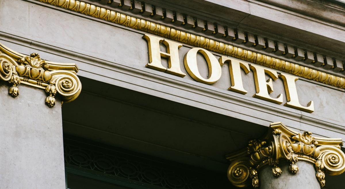 Właściciel hotelu odszukał polskiego turystę, który zostawił na parkingu 11 tys. funtów