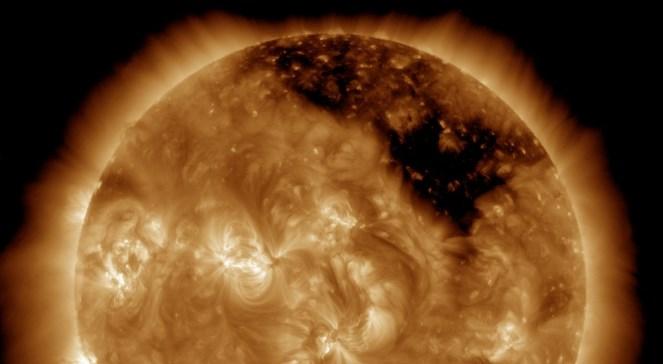 Olbrzymia czarna plama na Słońcu. Niezwykłe zdjęcia NASA