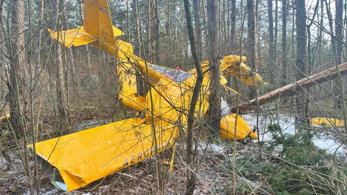 Wypadek samolotu w Wielkopolsce. Awionetka spadła na drzewa przed lotniskiem