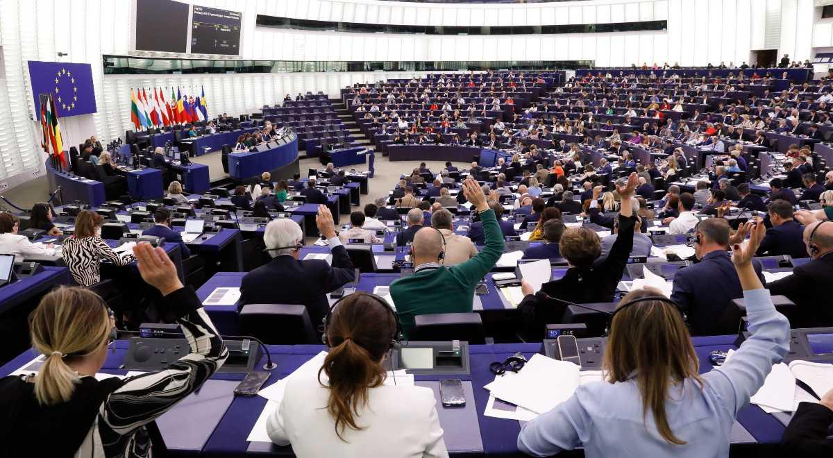 Rezolucja PE przeciw Polsce z poparciem PO i Lewicy. Chcą blokowania środków na KPO