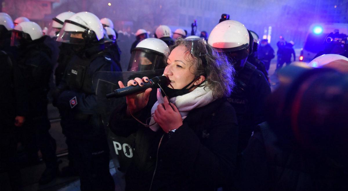 Trwa Strajk Kobiet w Warszawie. Policja: wasze zachowanie jest niezgodne z prawem
