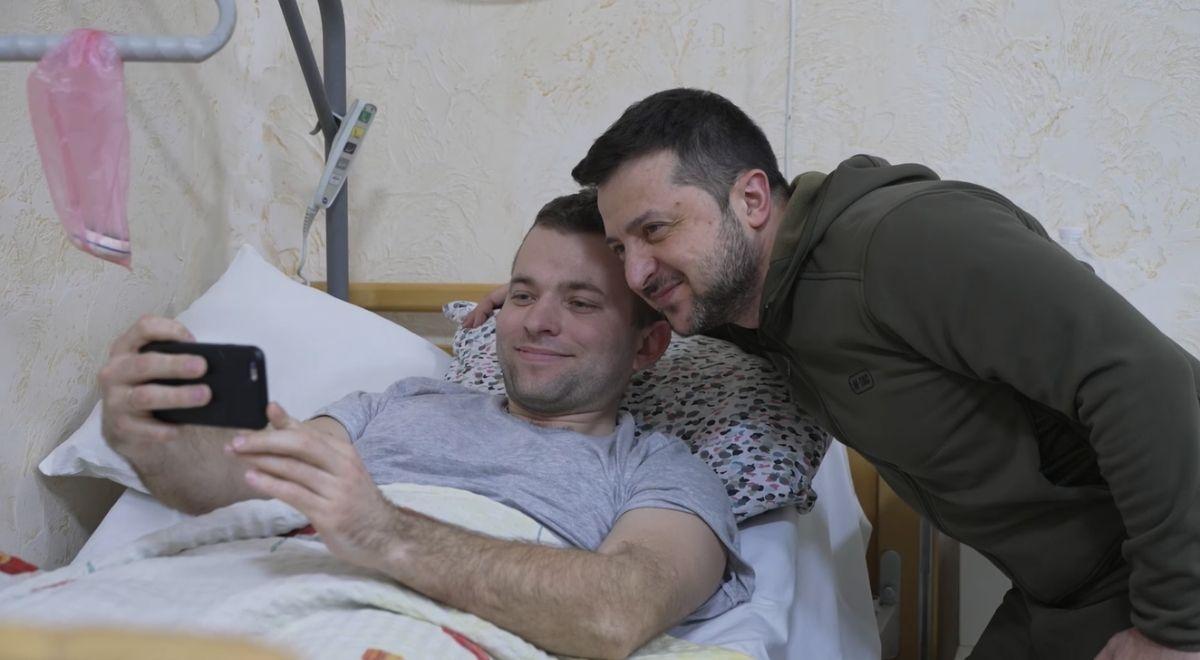 Zełenski odwiedził w szpitalu rannych żołnierzy. Wręczył im odznaczenia